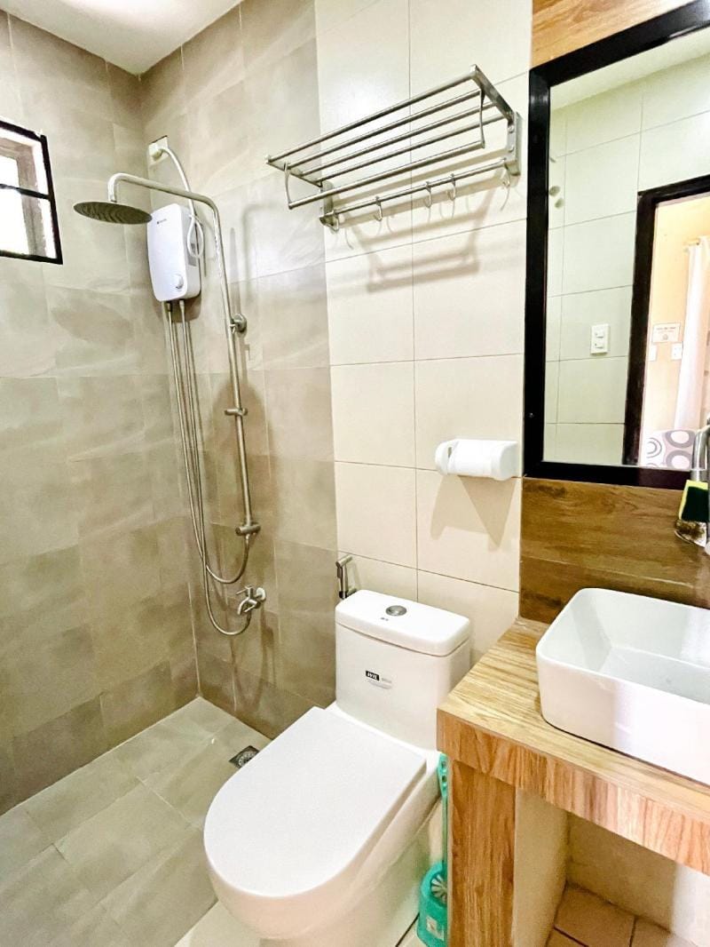 Cozy Tiny House w/ Outdoor Hot Tub & Swimming Pool Villa in Calabarzon
