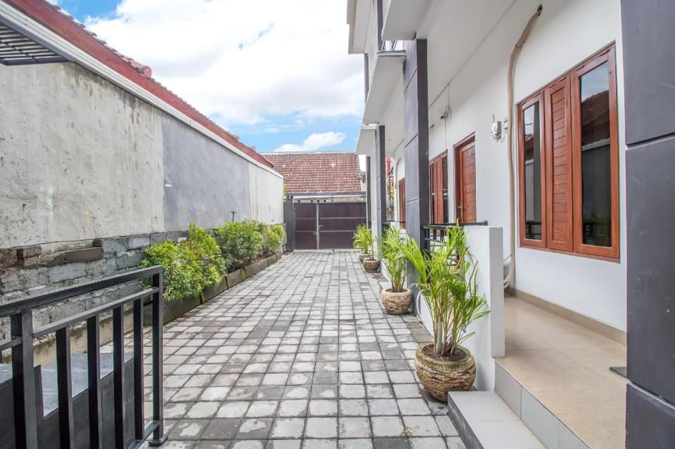OYO 3161 Dayuni Guest House Hotel in Denpasar