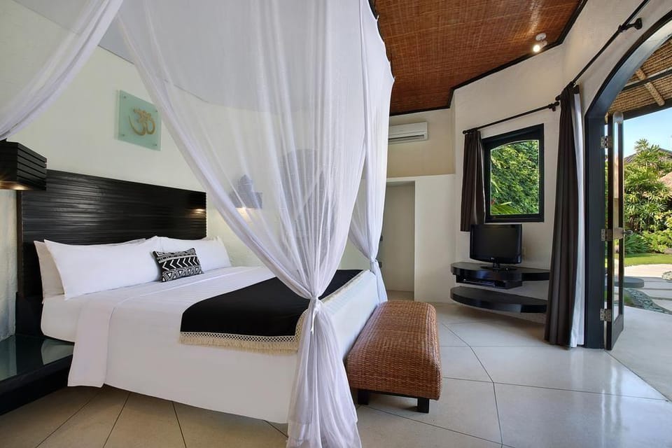  9BR Private Pool close to Legian Beach Villa in Kuta