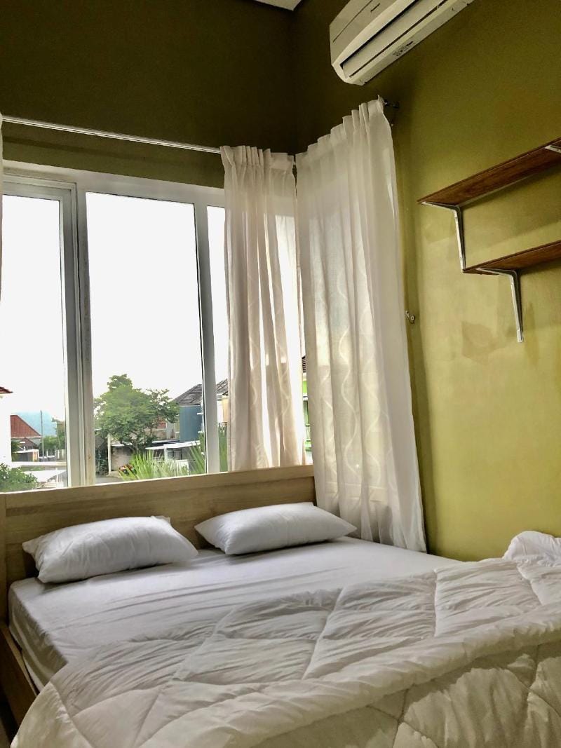 Gerbera 4BR Springhill Garden Malang Villa in East Java