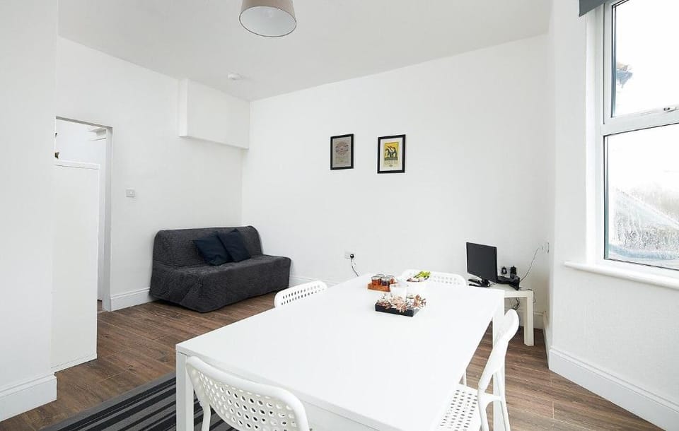 Charmstay Apartment Deluxe on Piccadilly Line Apartment in London