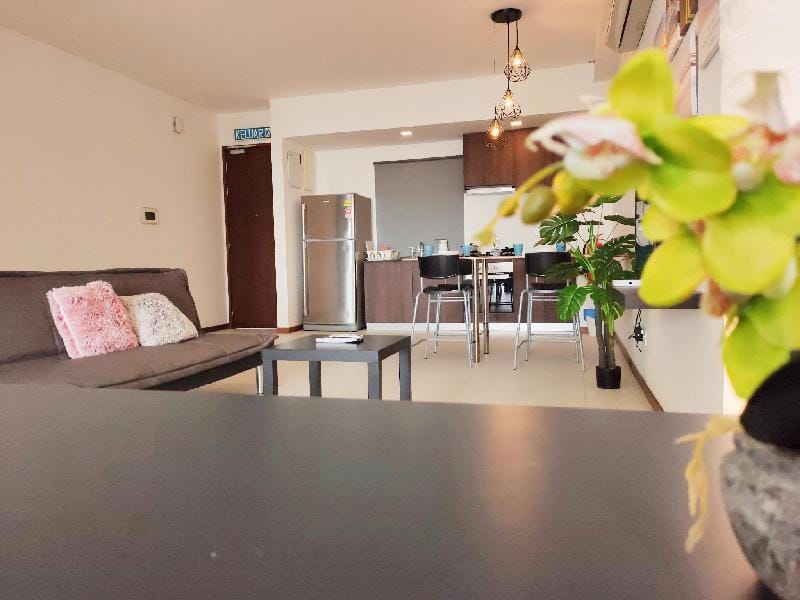 Minimalist  1-Bedroom Studio for 2-4pax- Pool View Apartment in Tanjung Bungah