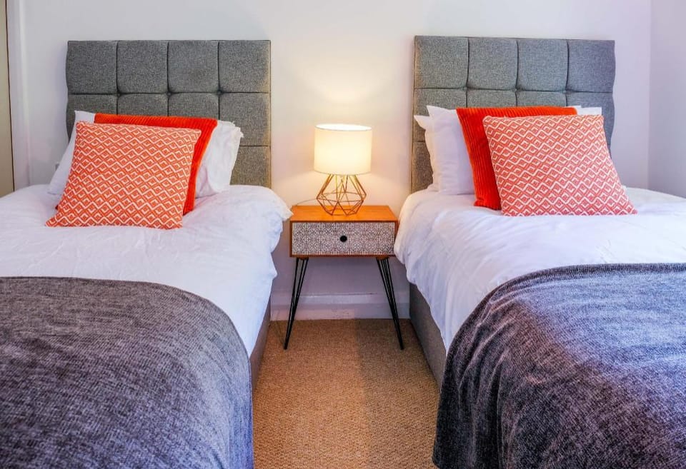 4 Bed w/Parking  10 Minutes to NEC/Airport Stays Vacation rental in Solihull