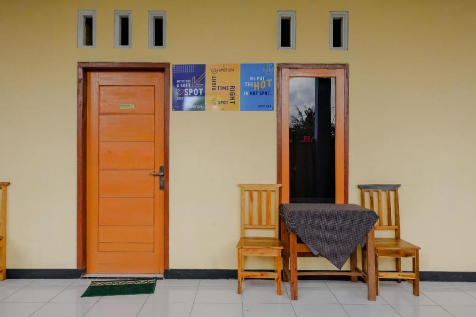 SPOT ON 1976 Hamana Beach Inn Hotel in East Java