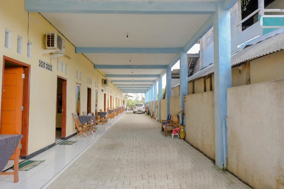 SPOT ON 1976 Hamana Beach Inn Hotel in East Java