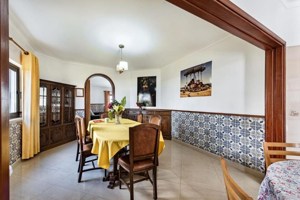 Residential cul-de-sac walking distance to centre, private pool, free AC wifi Villa in Quarteira