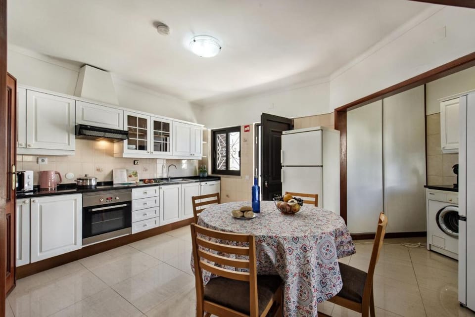 Residential cul-de-sac walking distance to centre, private pool, free AC wifi Villa in Quarteira