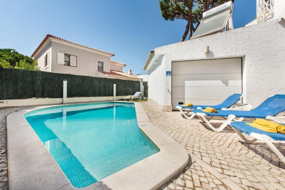 Residential cul-de-sac walking distance to centre, private pool, free AC wifi Villa in Quarteira