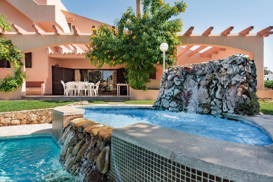 5 En-Suite Bedrooms, close to centre, free AC WiFi Villa in Quarteira