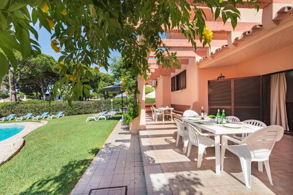 5 En-Suite Bedrooms, close to centre, free AC WiFi Villa in Quarteira