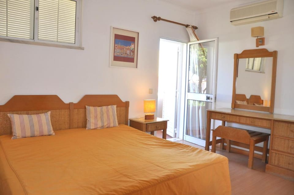 Stylish and well-equipped, private pool, close to amenities, free AC and Wifi Vacation rental in Quarteira