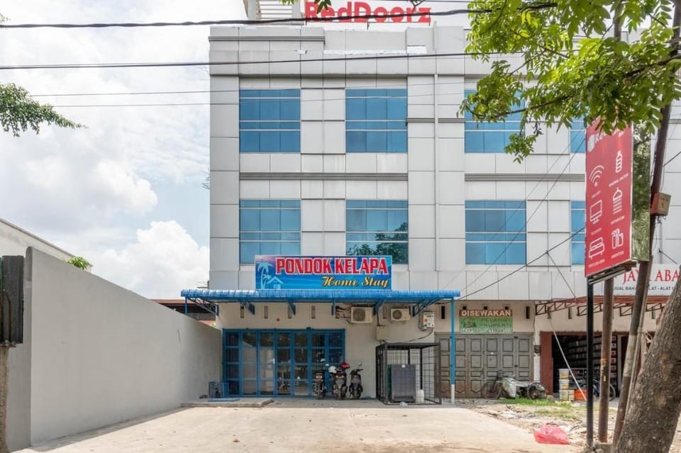 RedDoorz near Manhattan Square Medan Bed and Breakfast in Indonesia