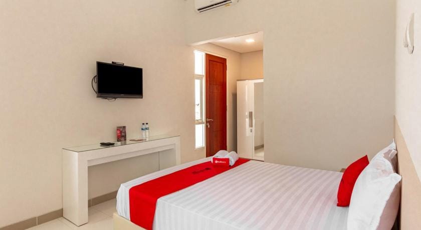 RedDoorz Syariah @ Kebraon Bed and Breakfast in Surabaya