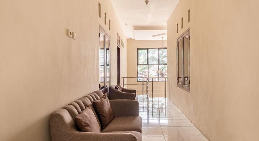 RedDoorz near Dino Park Bed and Breakfast in East Java