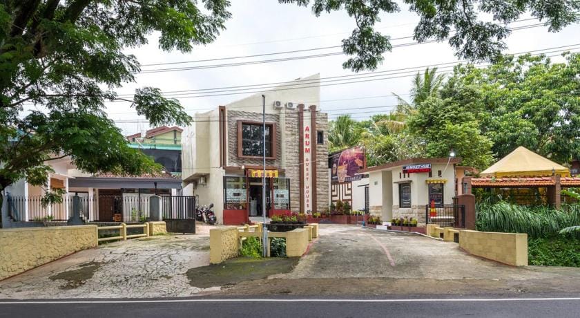 RedDoorz near Dino Park Bed and Breakfast in East Java