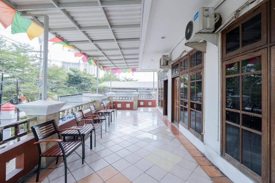 RedDoorz Plus @ Gunungsari Surabaya Bed and Breakfast in Surabaya