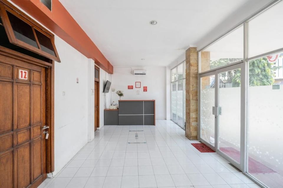 RedDoorz Plus @ Gunungsari Surabaya Bed and Breakfast in Surabaya