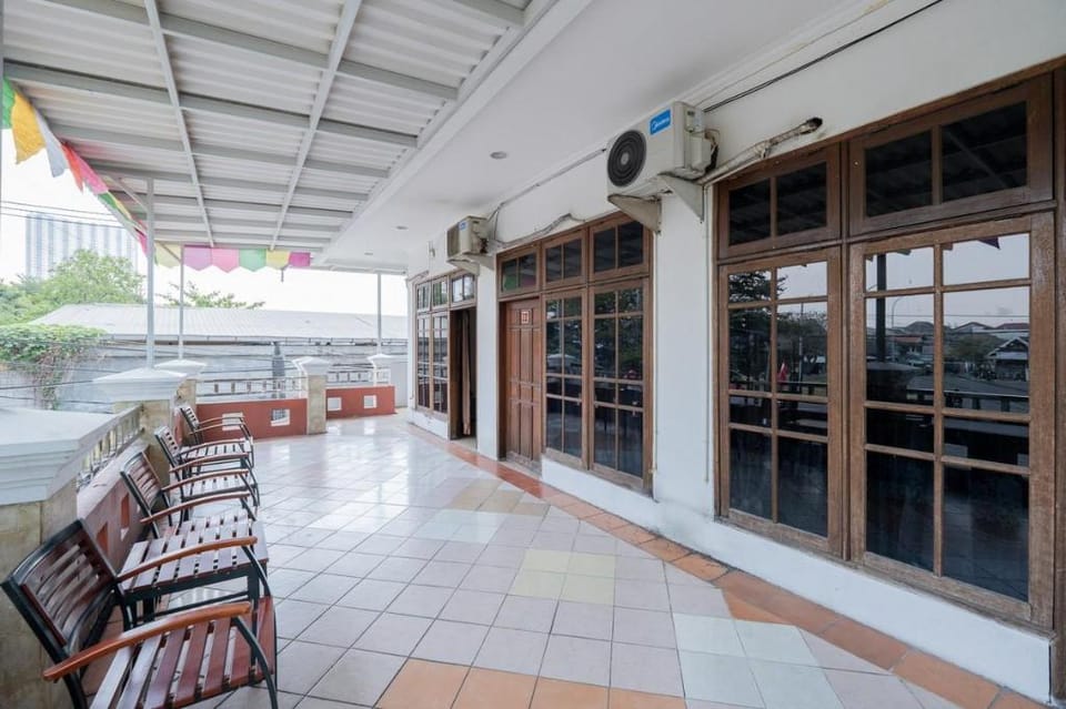 RedDoorz Plus @ Gunungsari Surabaya Bed and Breakfast in Surabaya