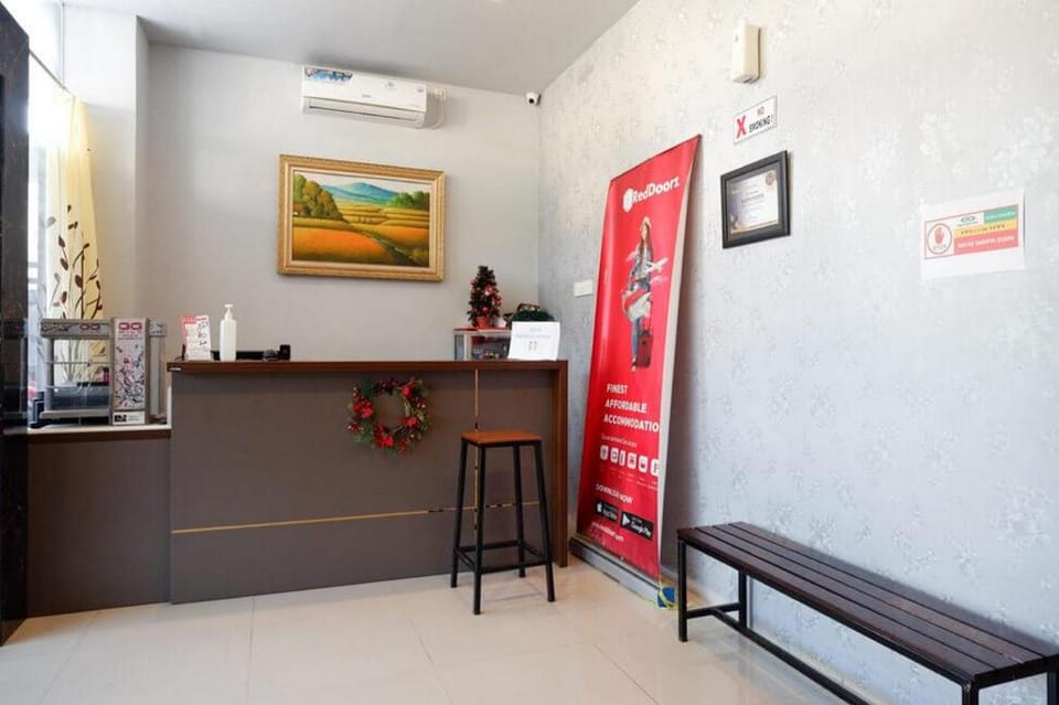 RedDoorz Plus @Hawai Inn Near Mall of Panakukang Bed and Breakfast in Indonesia