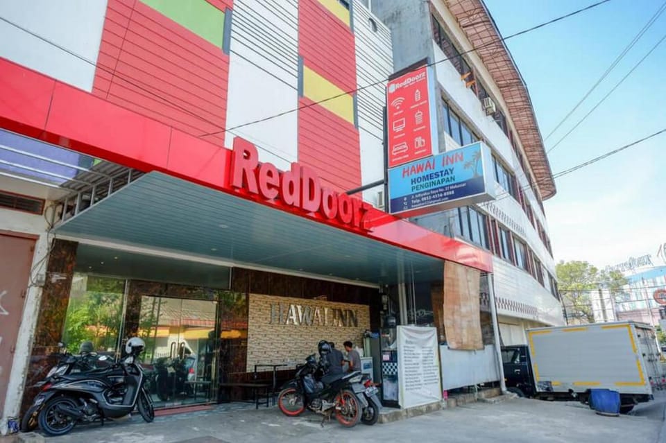 RedDoorz Plus @Hawai Inn Near Mall of Panakukang Bed and Breakfast in Indonesia