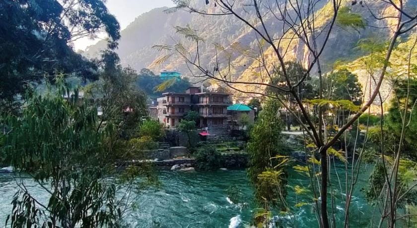 Tirthan Grand Riverside Hotel in Himachal Pradesh