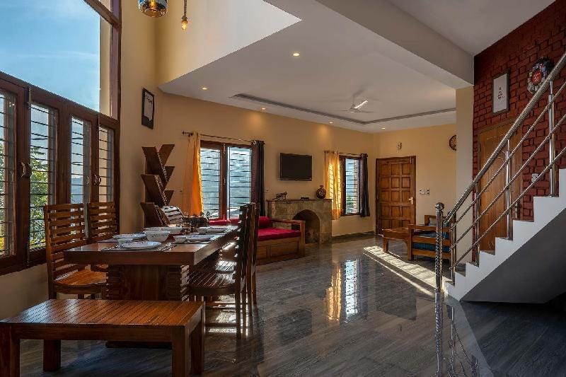 Lake Trails with Beautiful Valley View by StayVista Villa in Uttarakhand