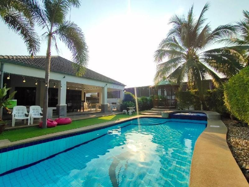 Sudjai Party Pool Villa 5 BR (Pool table ,Jacuzzi) Vacation rental in Hua Hin District