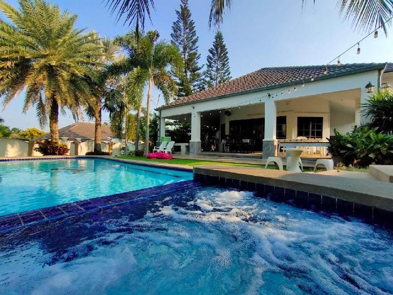 Sudjai Party Pool Villa 5 BR (Pool table ,Jacuzzi) Vacation rental in Hua Hin District