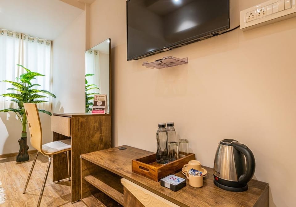 Spacious King Bedroom with living space  Vacation rental in Mumbai