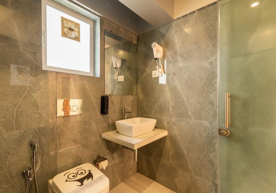 Spacious King Bedroom with living space  Vacation rental in Mumbai