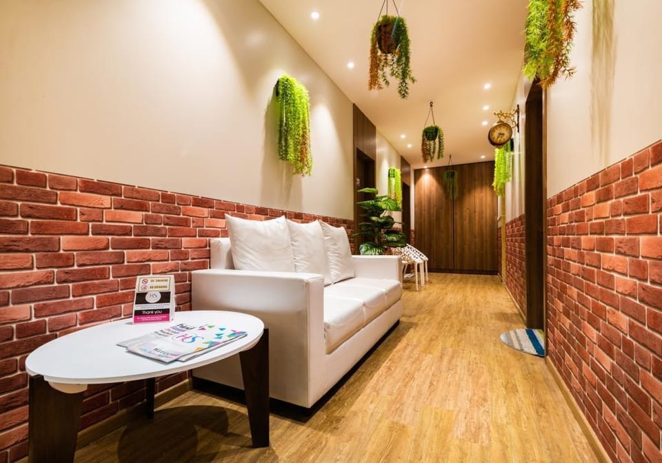 Spacious King Bedroom with living space  Vacation rental in Mumbai
