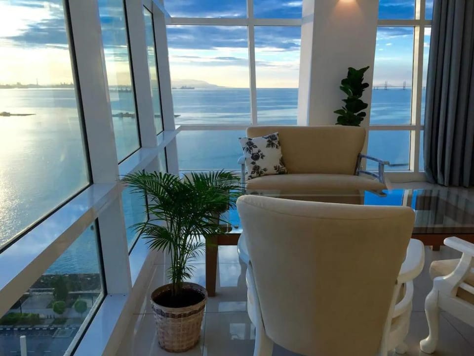Seafront Scandinavian Home ‖ Maritime Suite Apartment in George Town
