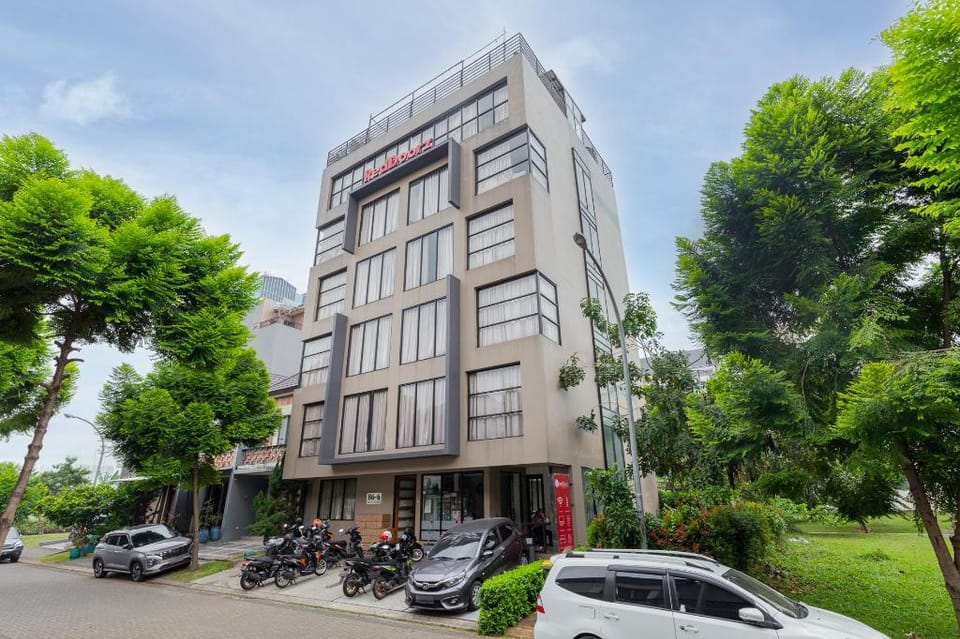 RedDoorz Plus near ICE BSD 2 Bed and Breakfast in West Java