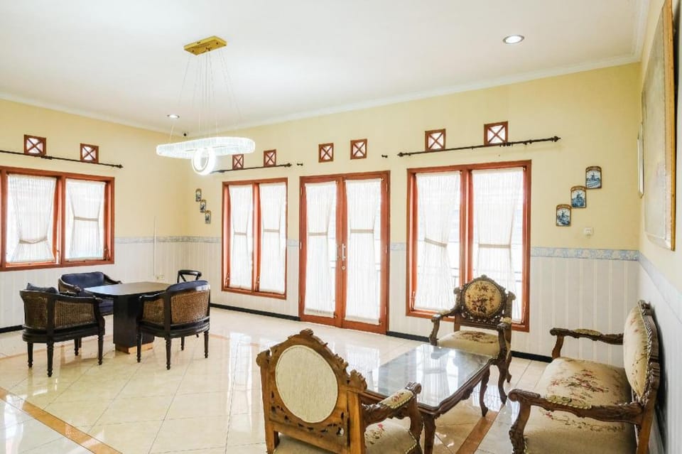 Urbanview Hotel Griya Surya Malang by RedDoorz Bed and Breakfast in East Java