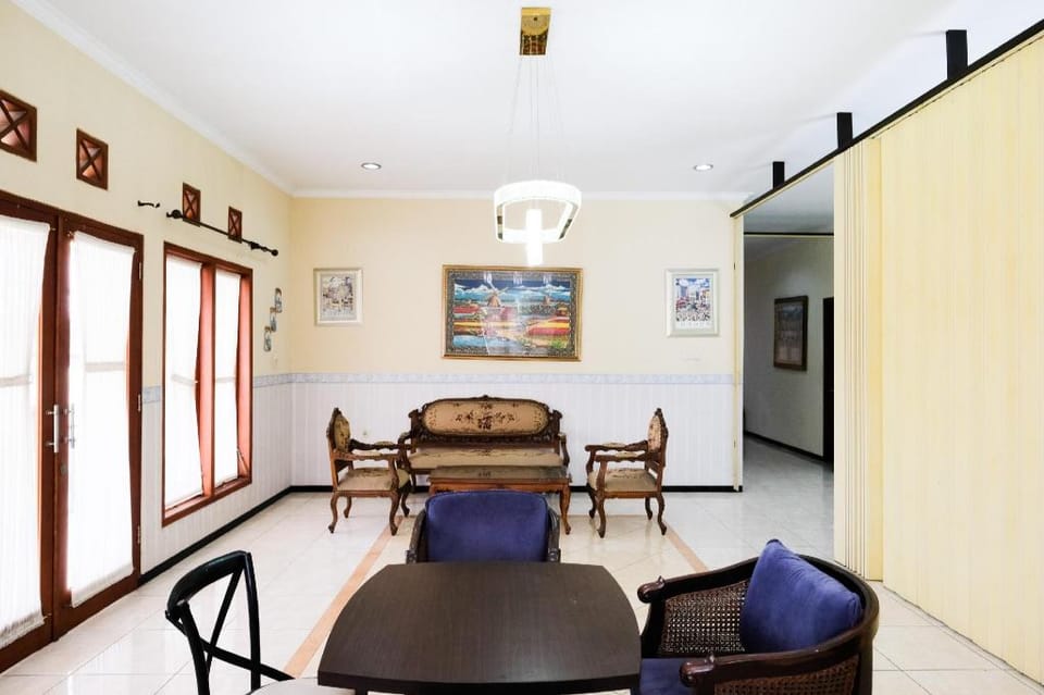 Urbanview Hotel Griya Surya Malang by RedDoorz Bed and Breakfast in East Java
