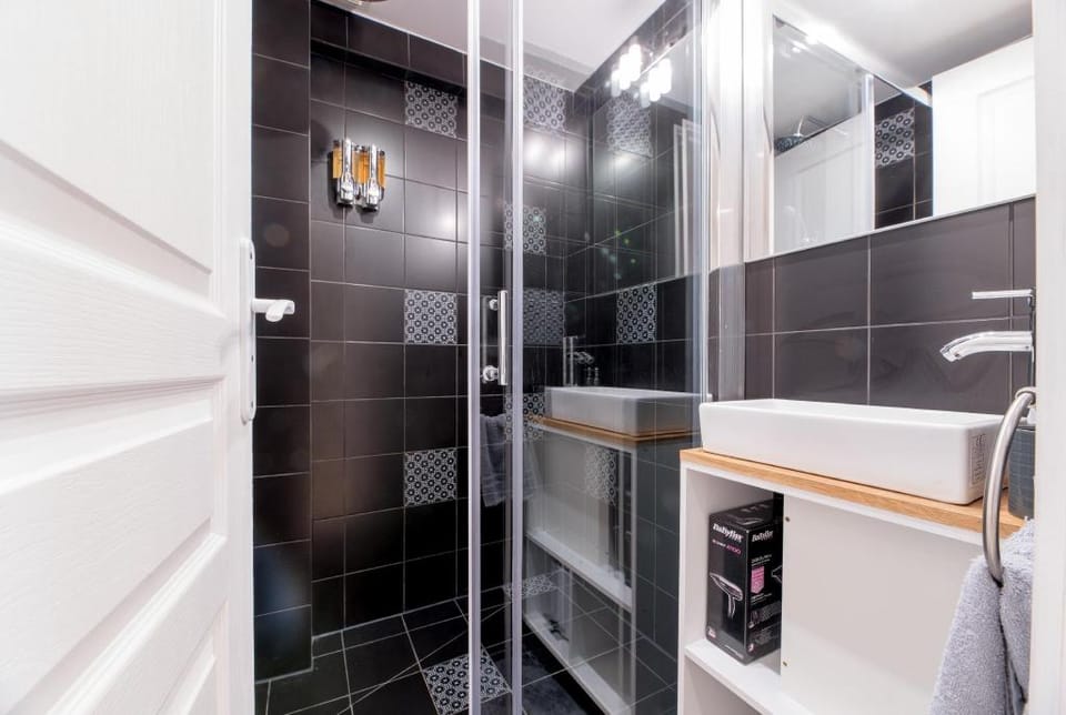 NEW ! Miss Dior 2 Bdrs, Great Apt, Prime Location Apartment in Paris