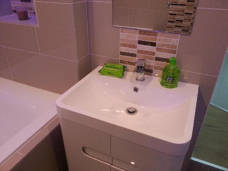 Modern 3 bedroom house for 6 with high speed WiFi Vacation rental in Liverpool