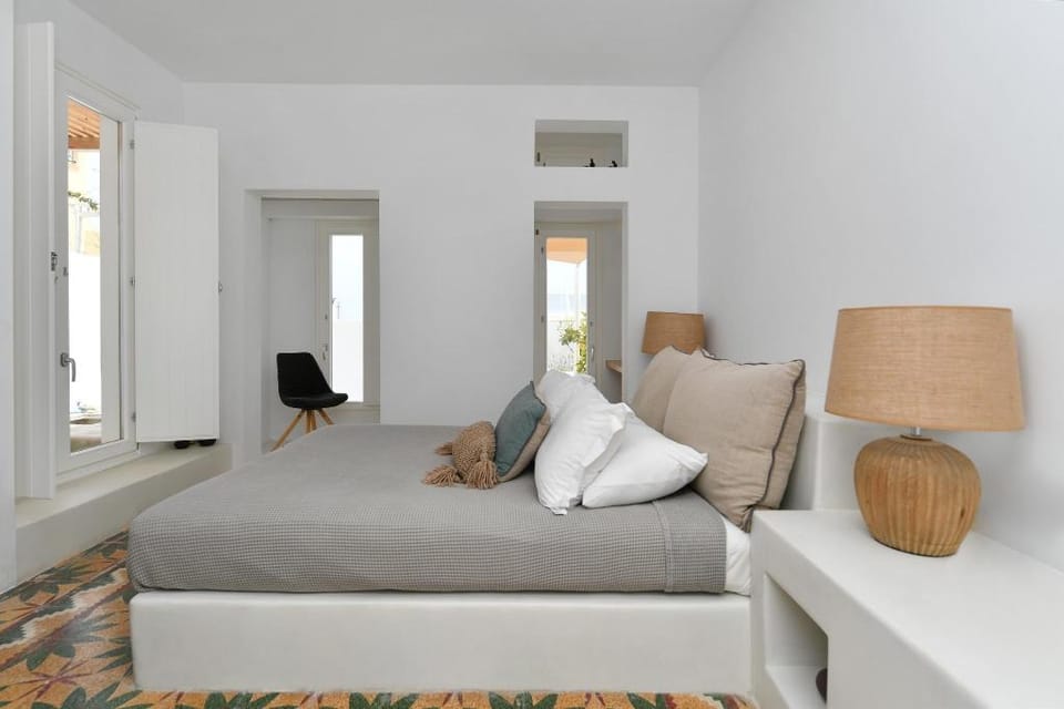Thiro Duluxe Suite with outdoor jet tub Apartment in Thera