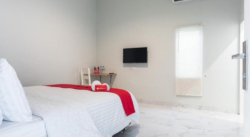 RedDoorz Plus near RS USU Medan 2 Bed and Breakfast in Indonesia