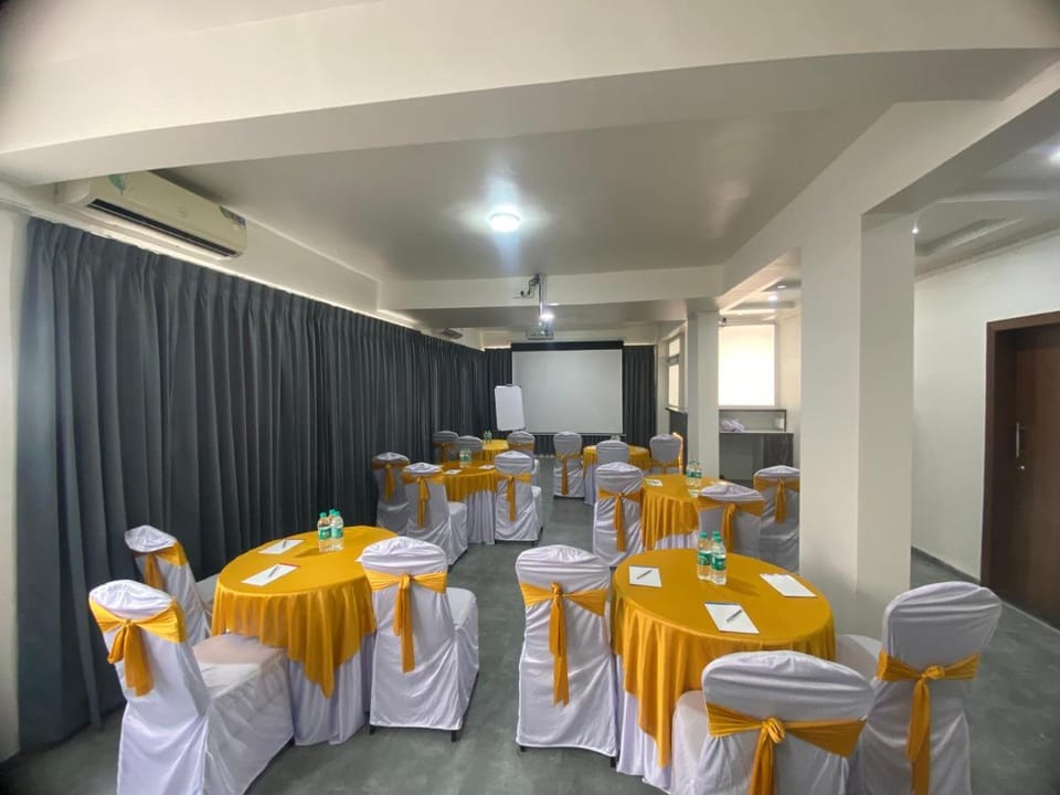 Hotel StayBird - Nest, Kharadi Bed and Breakfast in Pune