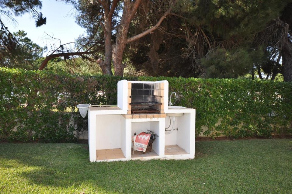 Charming Villa, Private Pool, Walking Distance to Centre, Free AC Wifi Villa in Quarteira