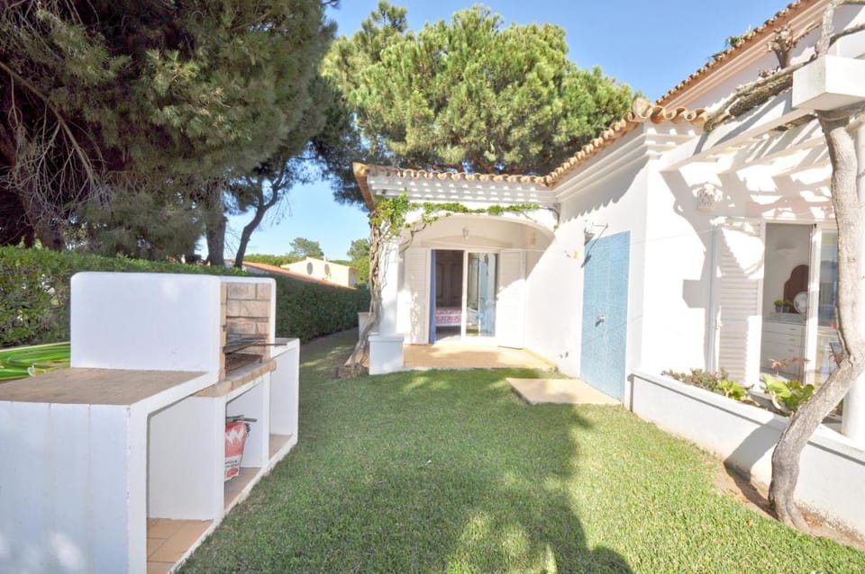 Charming Villa, Private Pool, Walking Distance to Centre, Free AC Wifi Villa in Quarteira