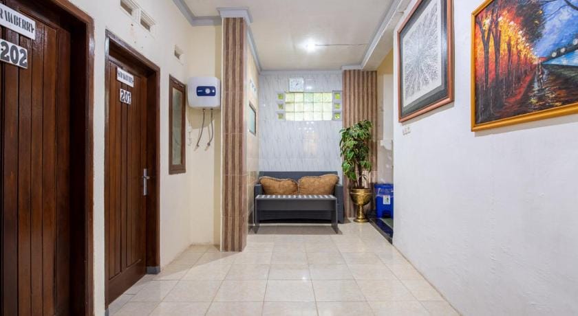 RedDoorz Plus near Balai Kota Batu 2 Bed and Breakfast in Batu