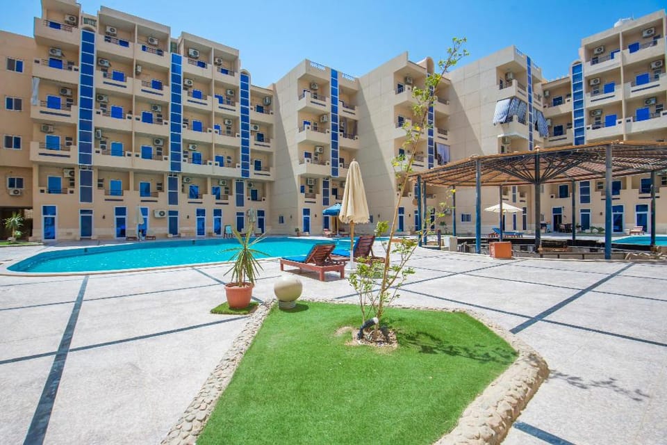 Pool View w/ Balcony Near El Gouna ★ Kitchen ★ AC Apartment in Hurghada
