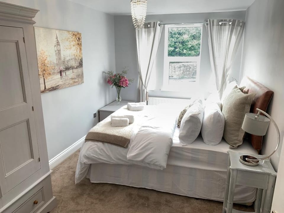 Spacious 2 Bed Apartment With Off Street Parking  Apartment in Bath