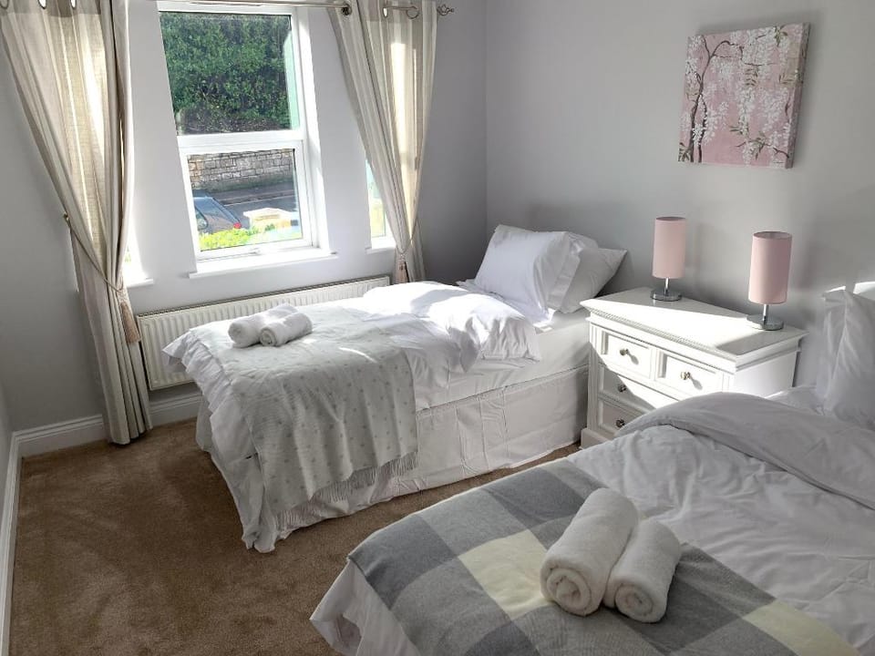 Spacious 2 Bed Apartment With Off Street Parking  Apartment in Bath