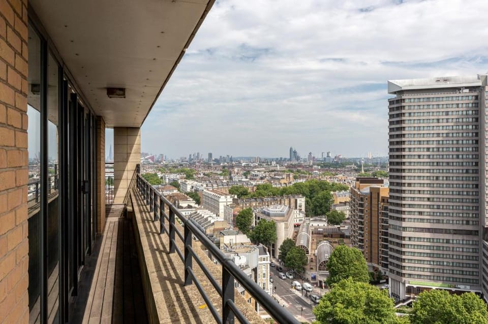 Penthouse with balcony, Kensington, London Apartment in London