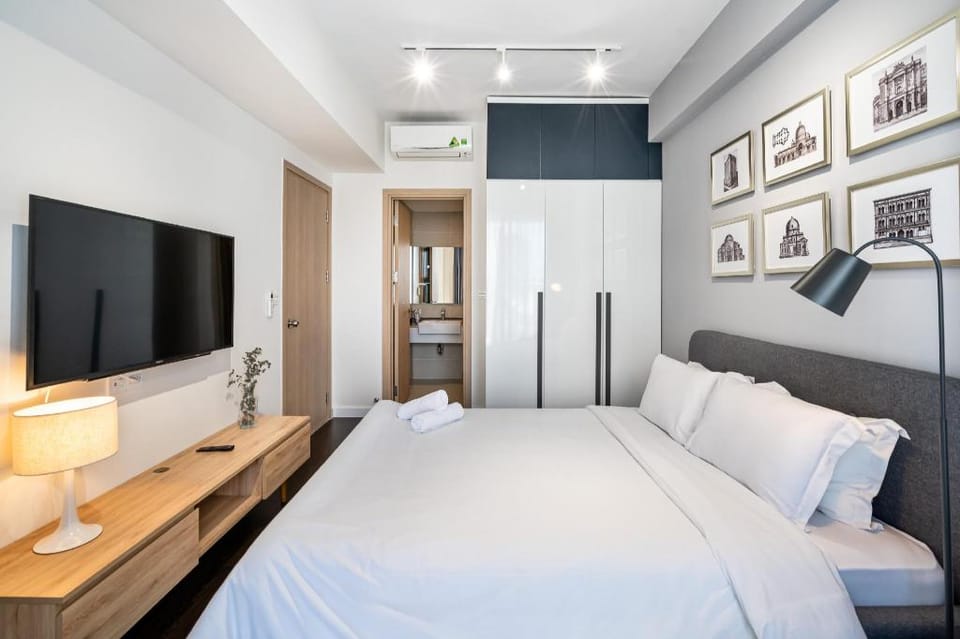 DOWNTOWN, 2Br APT HIGH FLOOR, Free Pool Apartment in Ho Chi Minh City
