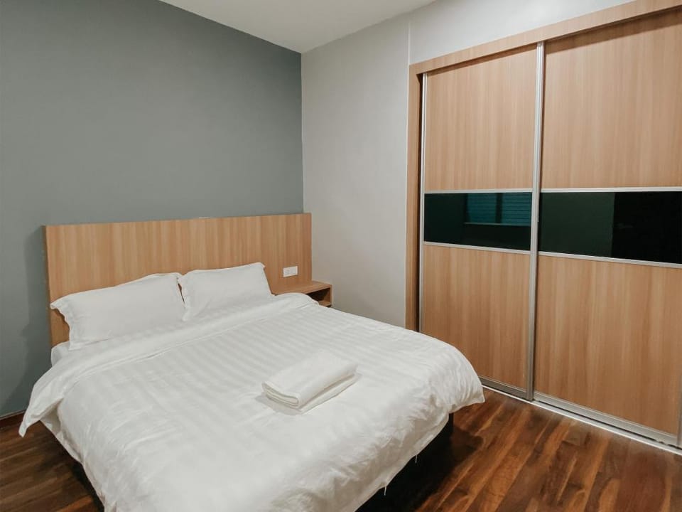 Salt WaterPool_3min drive to Saradise_Netflix_REX5 Apartment in Kuching