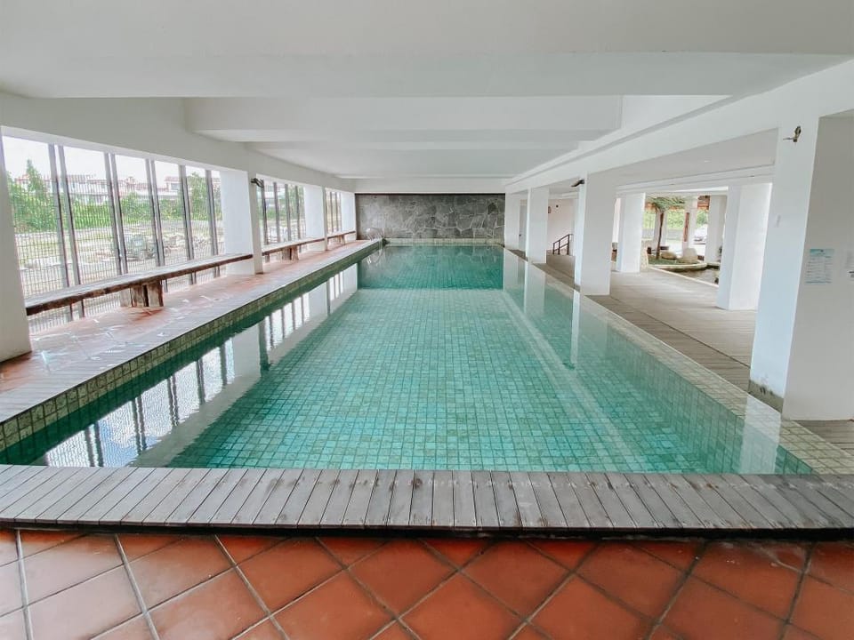 Salt WaterPool_3min drive to Saradise_Netflix_REX5 Apartment in Kuching
